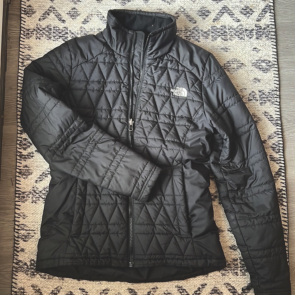 Women’s North Face Size Small Black light weight puffer jacket.